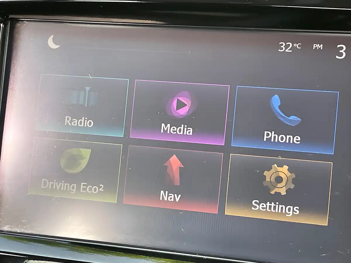 Used 2017 Renault Clio Dynamique Nav Urban Grey Metallic - Interior and Exterior details 15