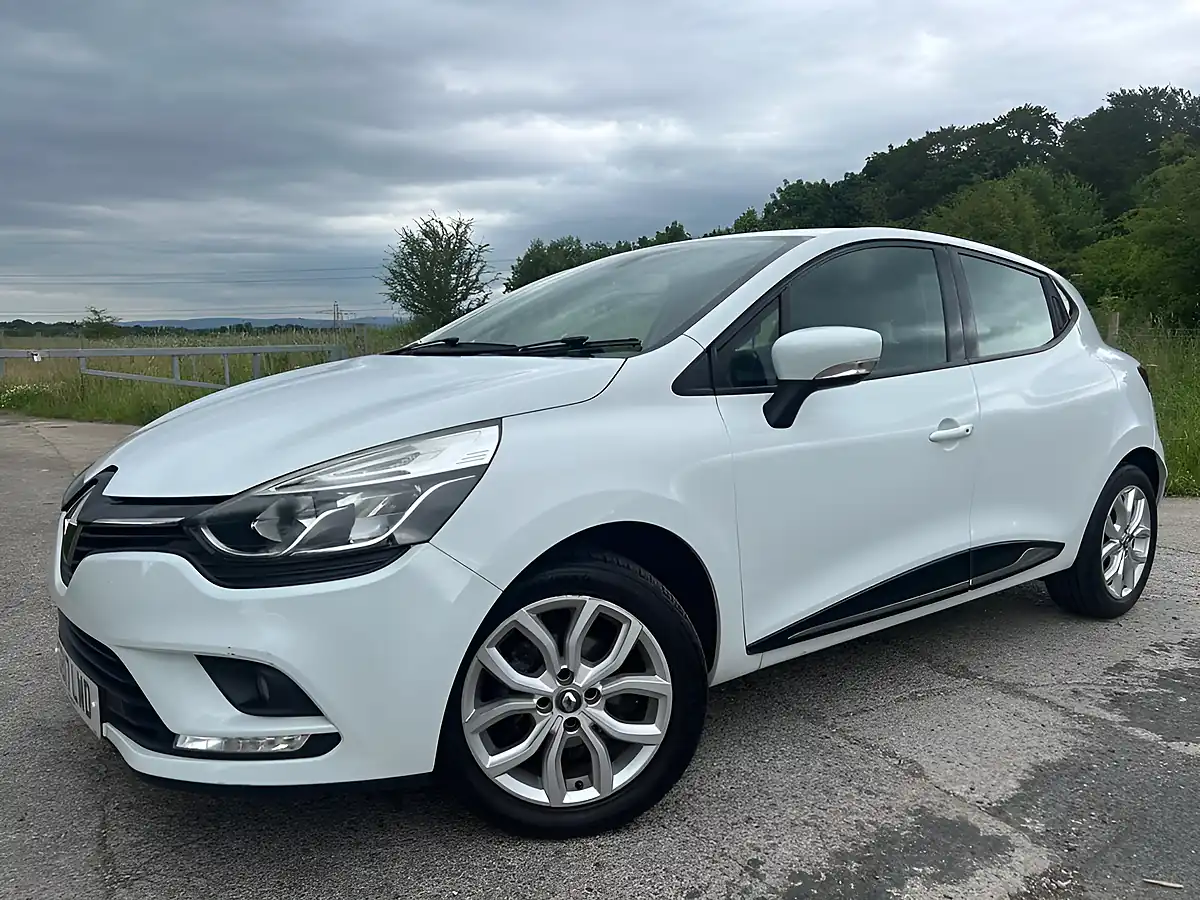 Used 2017 Renault Clio Dynamique Nav White - Interior and Exterior details 4