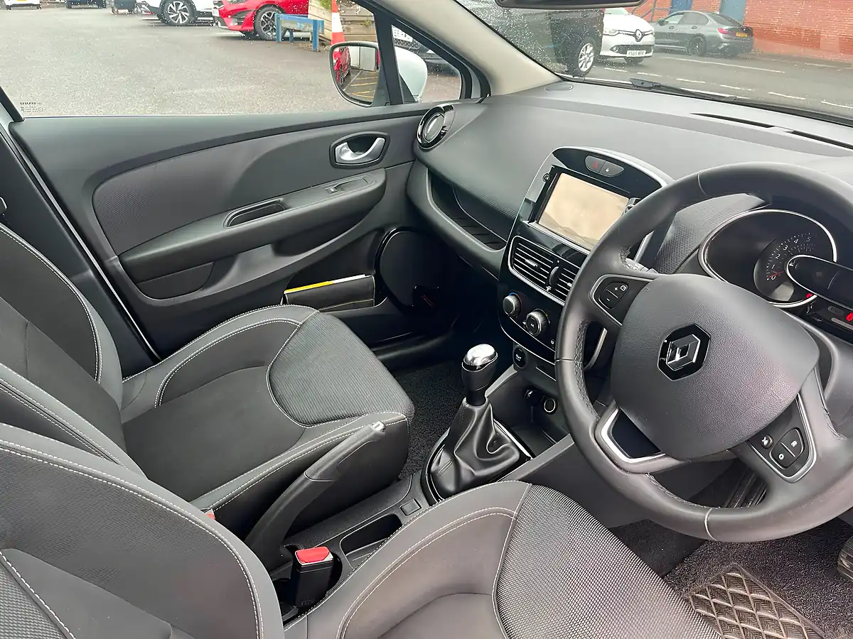 Used 2017 Renault Clio Dynamique Nav White - Interior and Exterior details 10