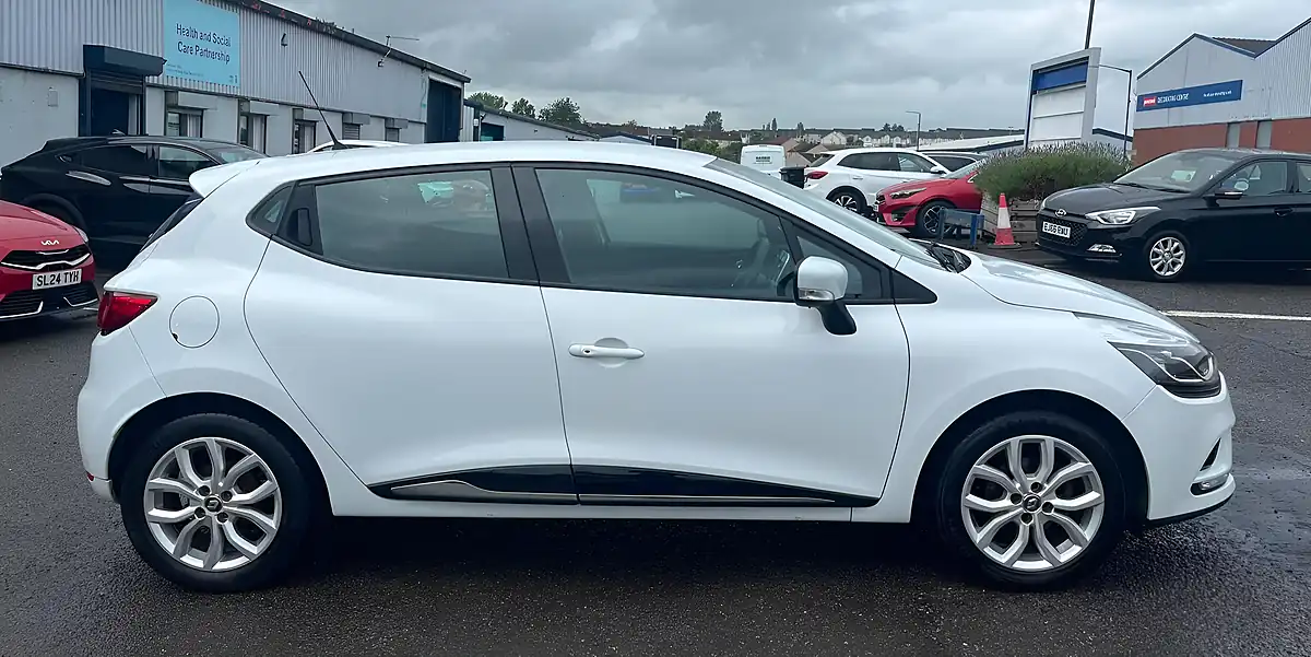 Used 2017 Renault Clio Dynamique Nav White - Interior and Exterior details 4