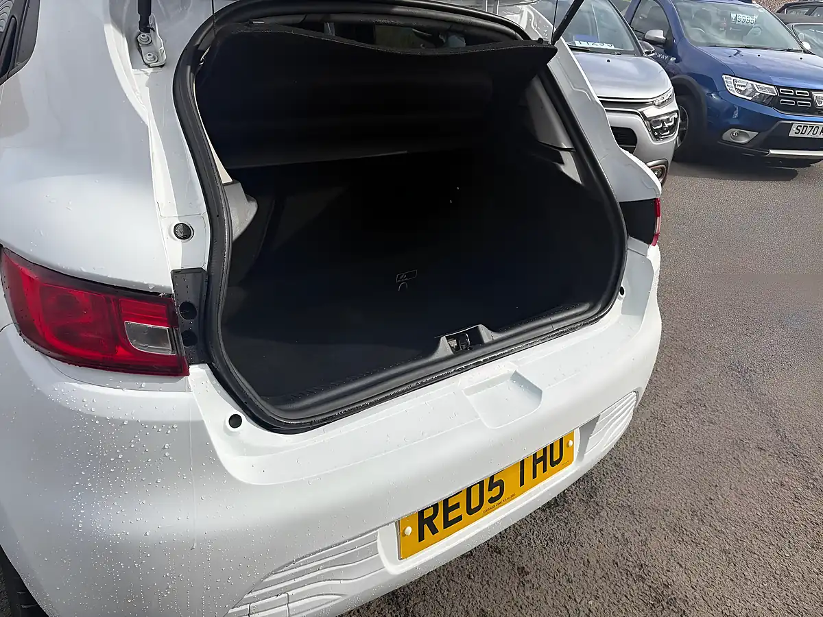 Used 2017 Renault Clio Dynamique Nav White - Interior and Exterior details 8