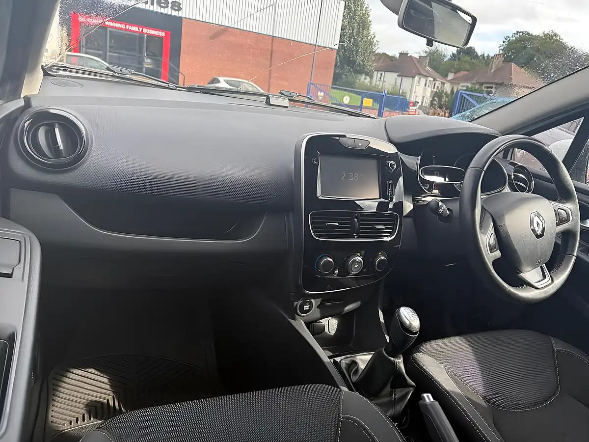 Used 2017 Renault Clio Dynamique Nav White - Interior and Exterior details 9