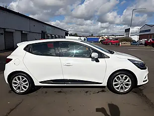 Used 2017 Renault Clio Dynamique Nav White - Interior and Exterior details 4