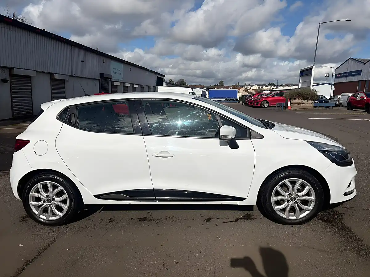 Used 2017 Renault Clio Dynamique Nav White - Interior and Exterior details 4