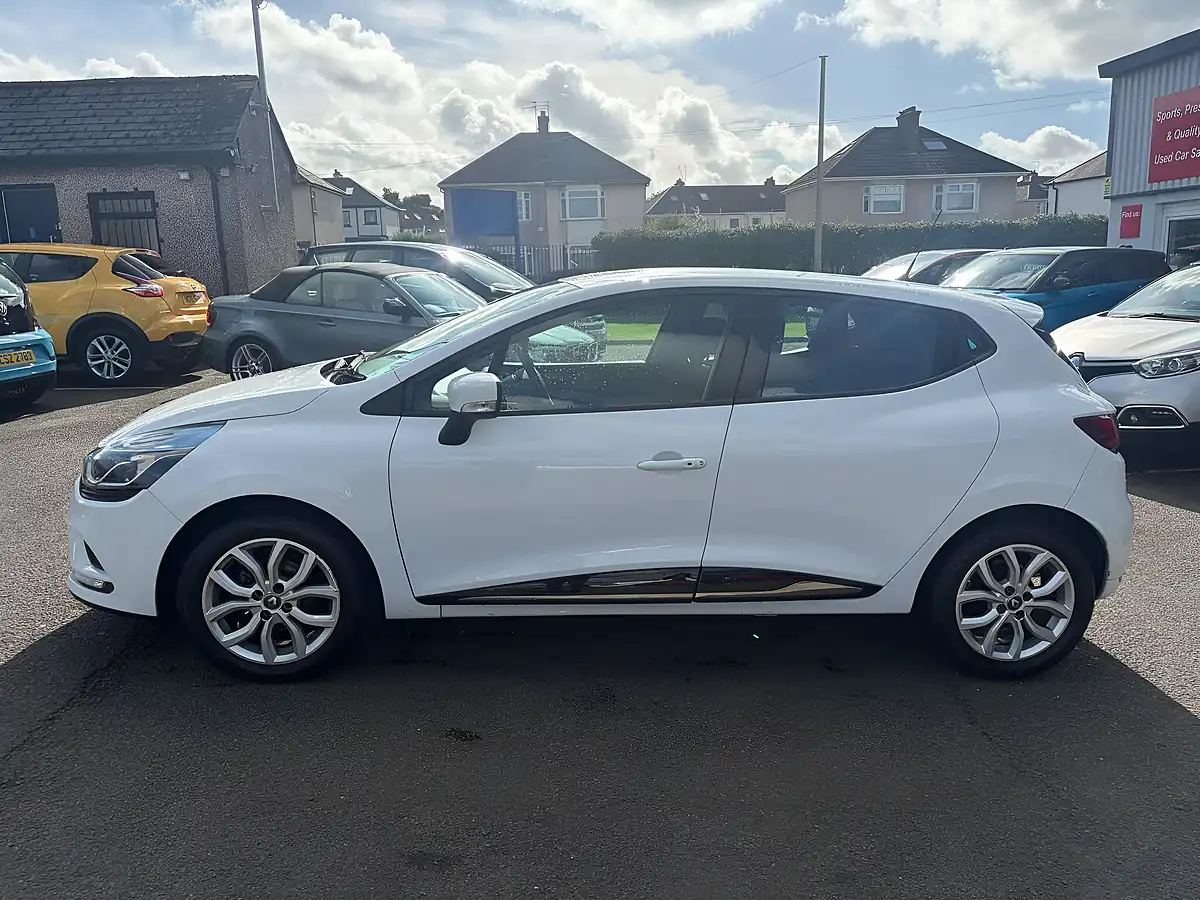 Used 2017 Renault Clio Dynamique Nav White - Interior and Exterior details 9