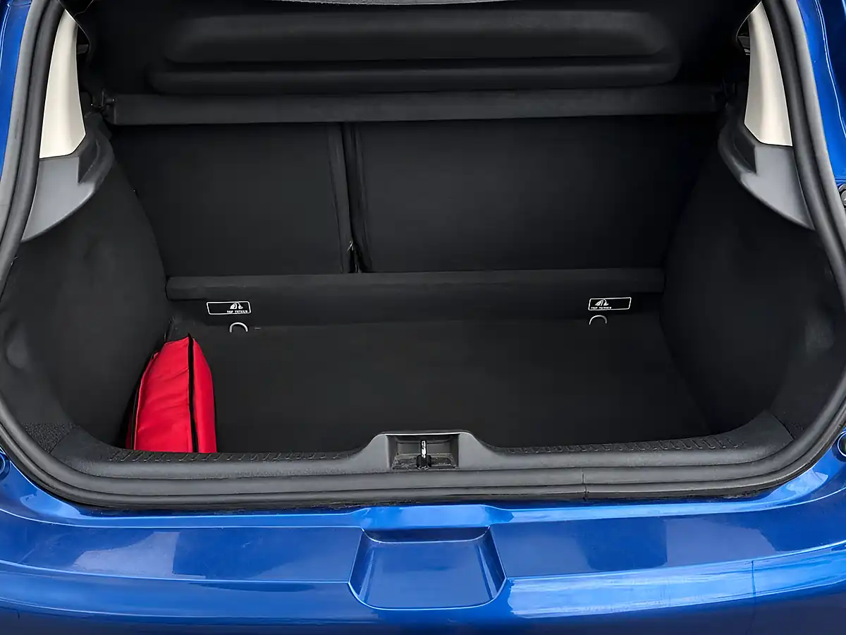 Used 2017 Renault Clio Dynamique S Blue - Interior and Exterior details 4