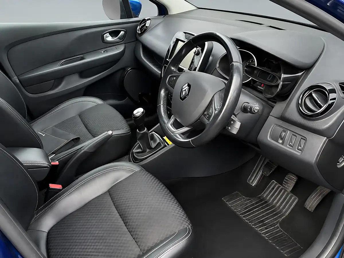 Used 2017 Renault Clio Dynamique S Blue - Interior and Exterior details 6