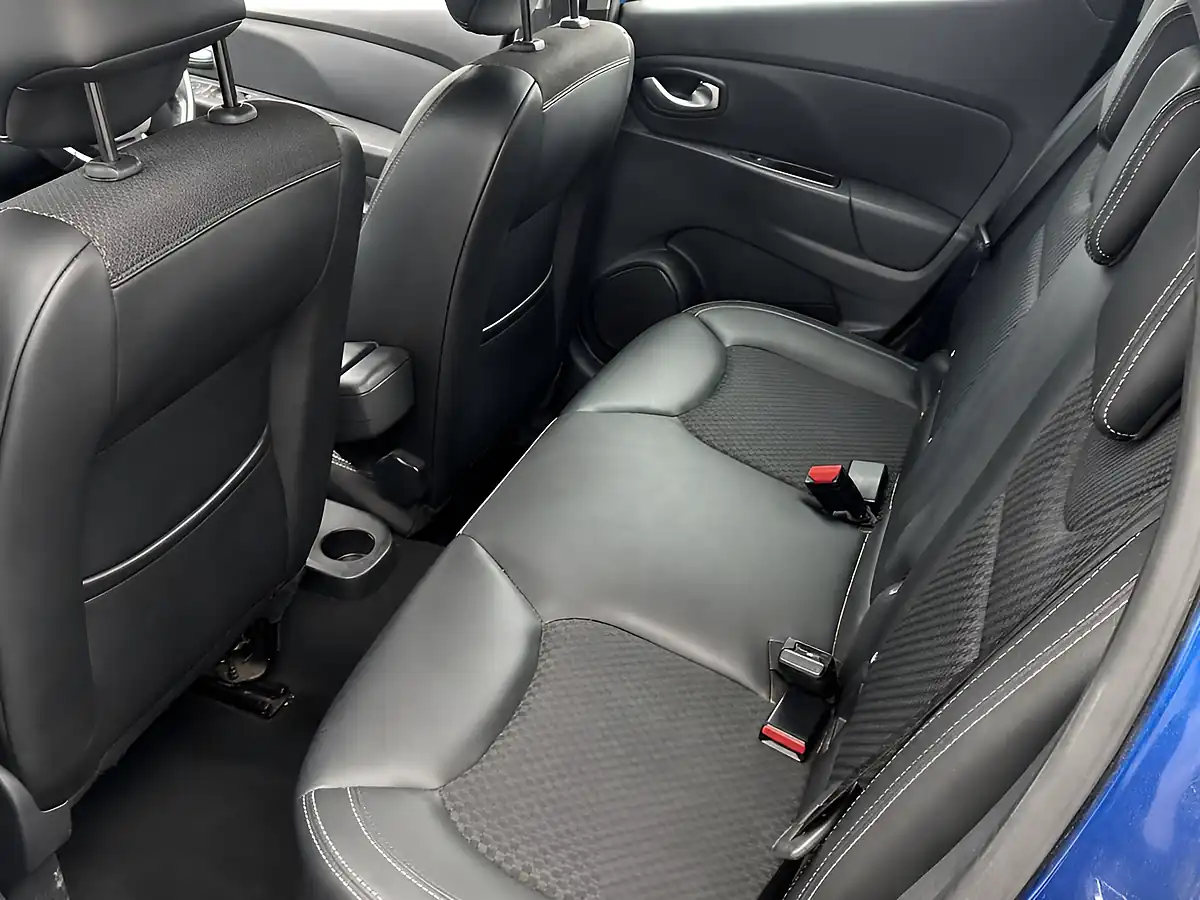 Used 2017 Renault Clio Dynamique S Blue - Interior and Exterior details 8