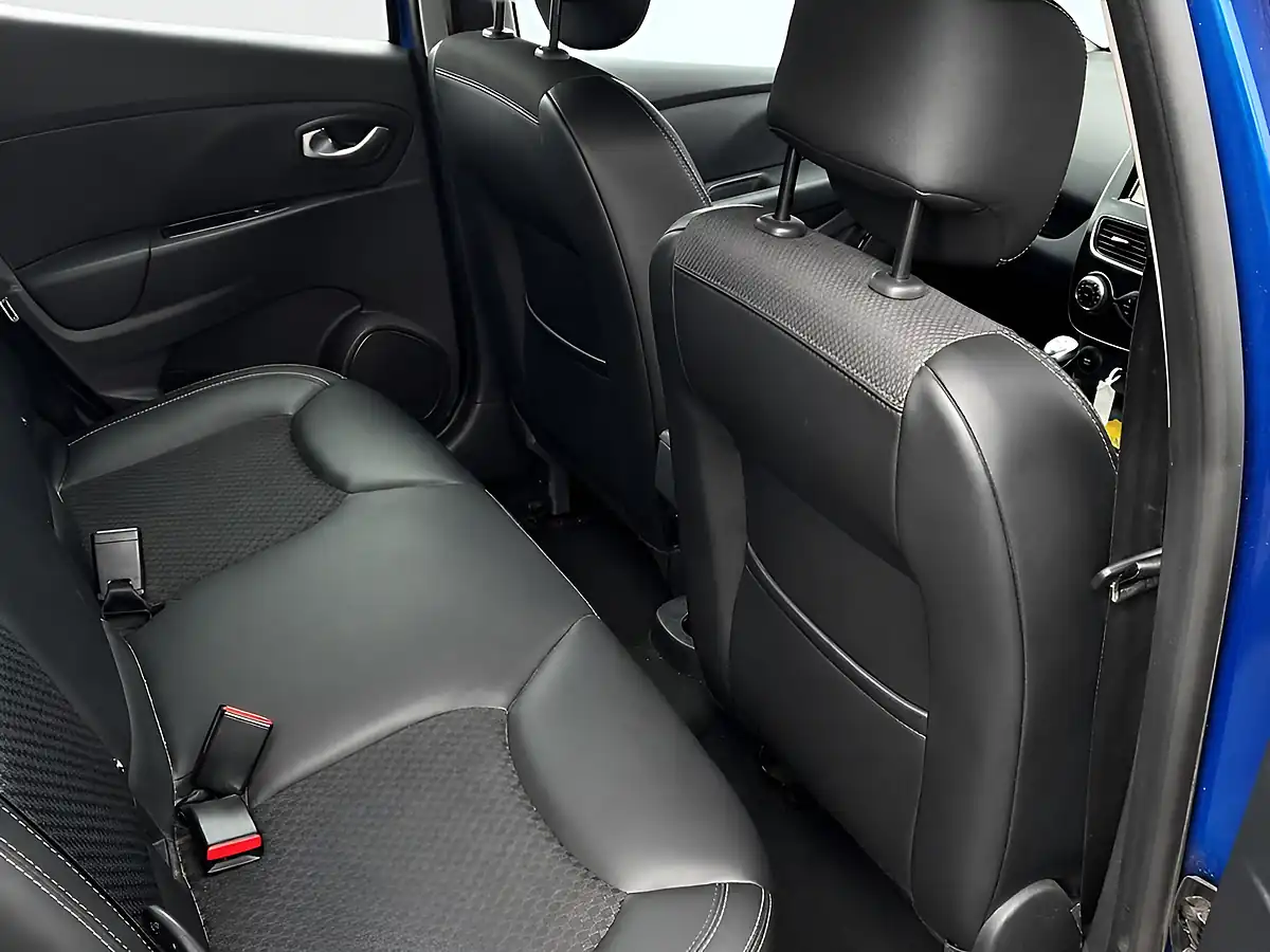 Used 2017 Renault Clio Dynamique S Blue - Interior and Exterior details 9