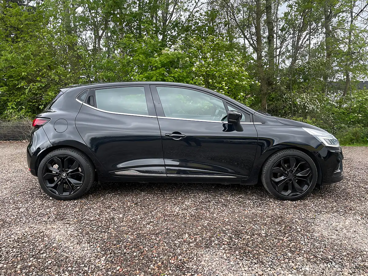 Used 2017 Renault Clio Dynamique S Nav Black - Interior and Exterior details 5