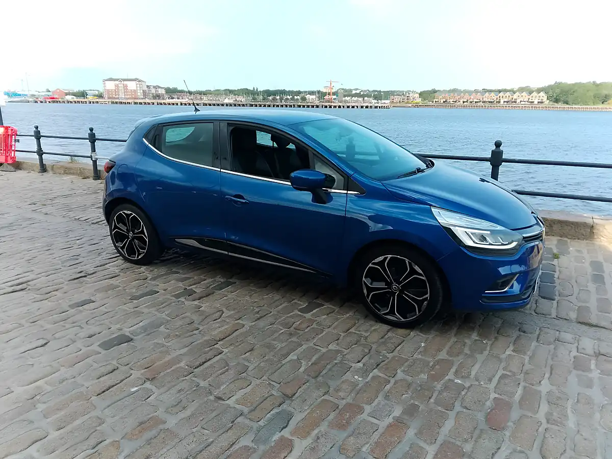 Used 2017 Renault Clio Dynamique S Nav Blue - Interior and Exterior details 4