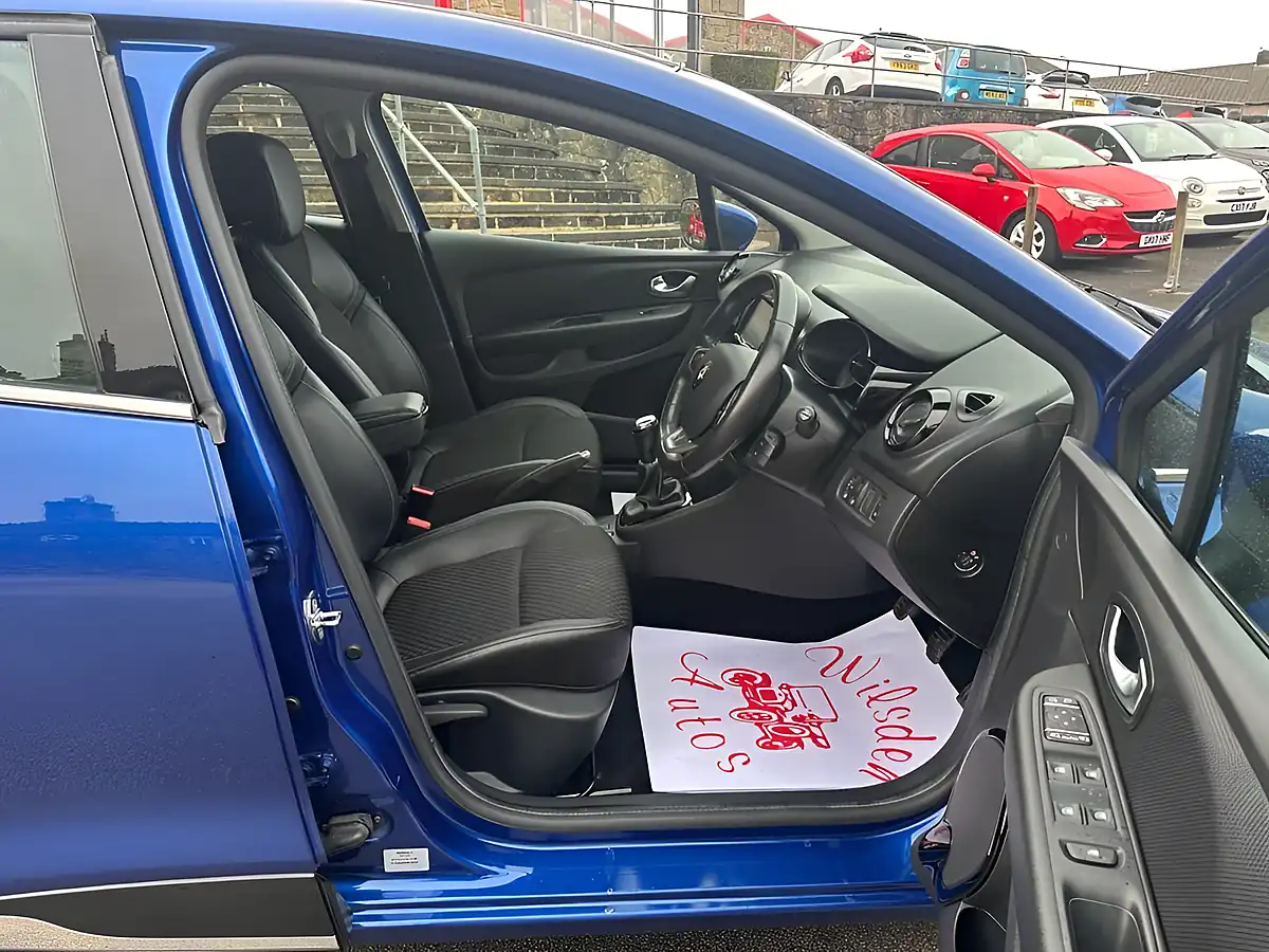 Used 2017 Renault Clio Dynamique S Nav Blue - Interior and Exterior details 10