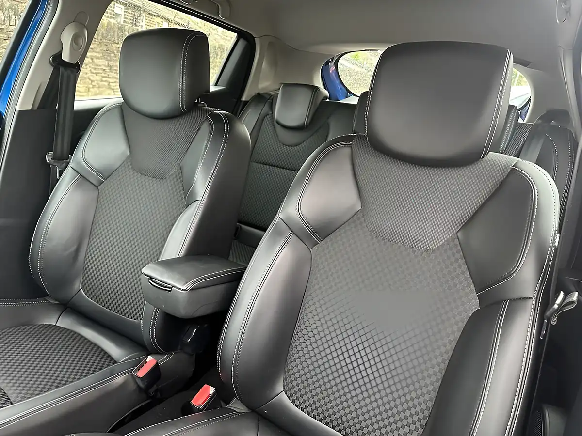 Used 2017 Renault Clio Dynamique S Nav Blue - Interior and Exterior details 14