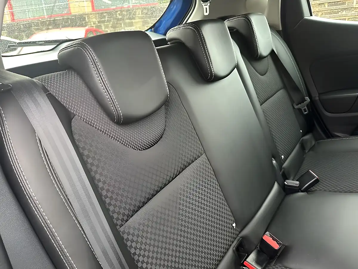 Used 2017 Renault Clio Dynamique S Nav Blue - Interior and Exterior details 16