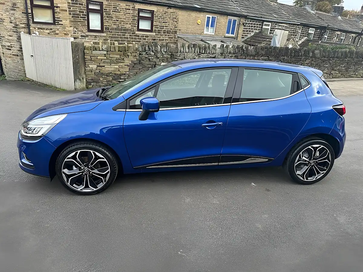 Used 2017 Renault Clio Dynamique S Nav Blue - Interior and Exterior details 5