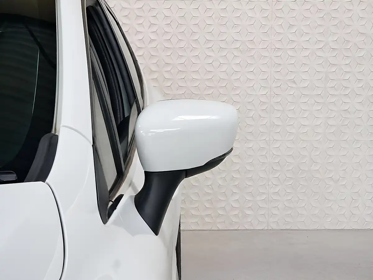 Used 2017 Renault Clio Dynamique S Nav Glacier White - Interior and Exterior details 13