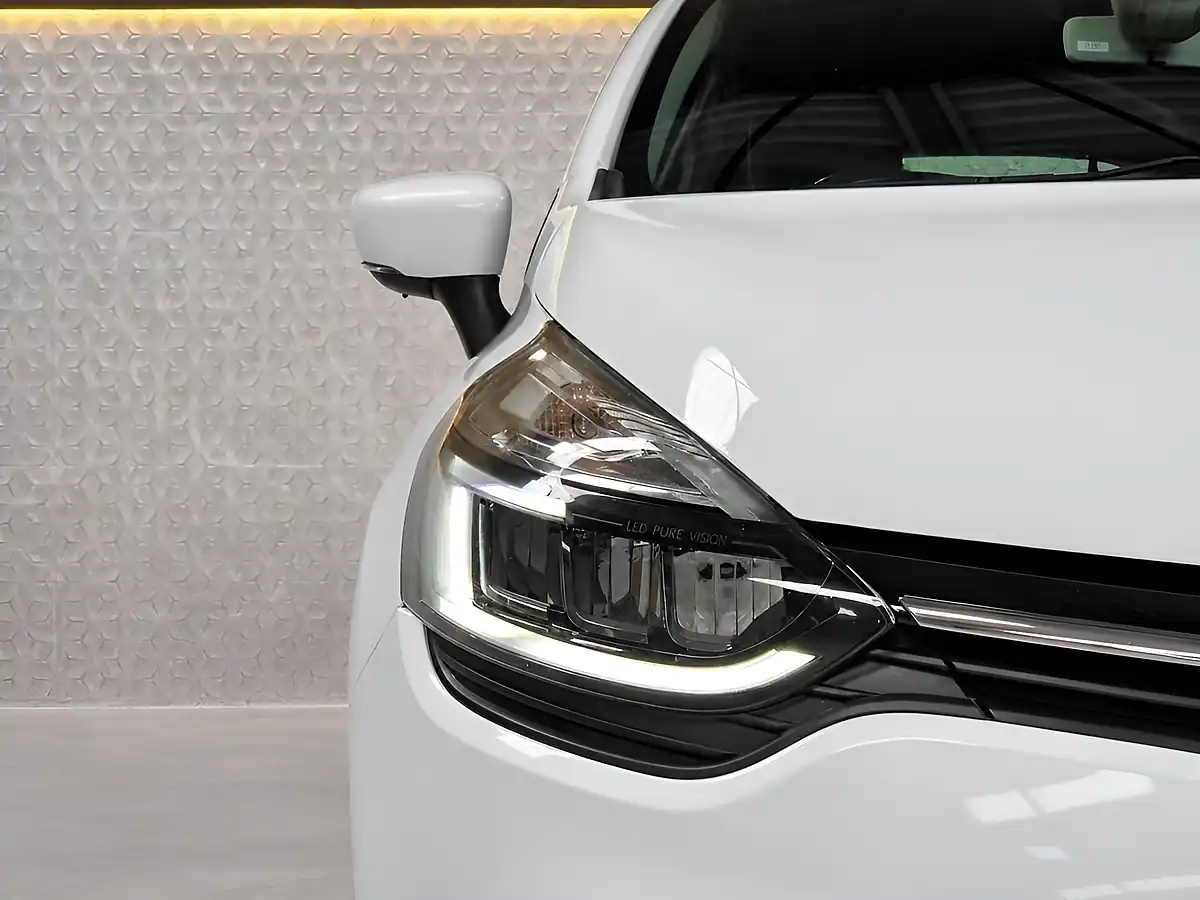 Used 2017 Renault Clio Dynamique S Nav Glacier White - Interior and Exterior details 6