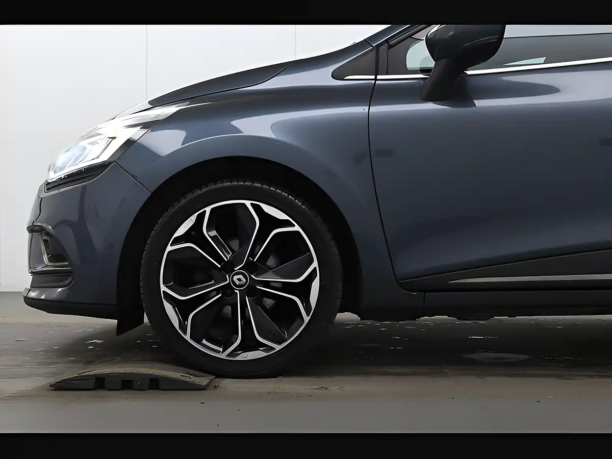 Used 2017 Renault Clio Dynamique S Nav Grey - Interior and Exterior details 7