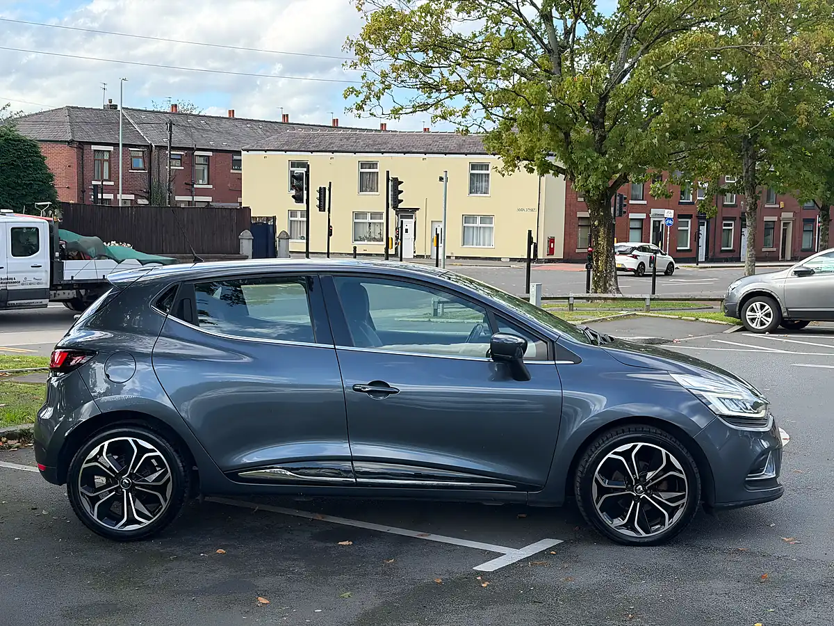 Used 2017 Renault Clio Dynamique S Nav Grey - Interior and Exterior details 6