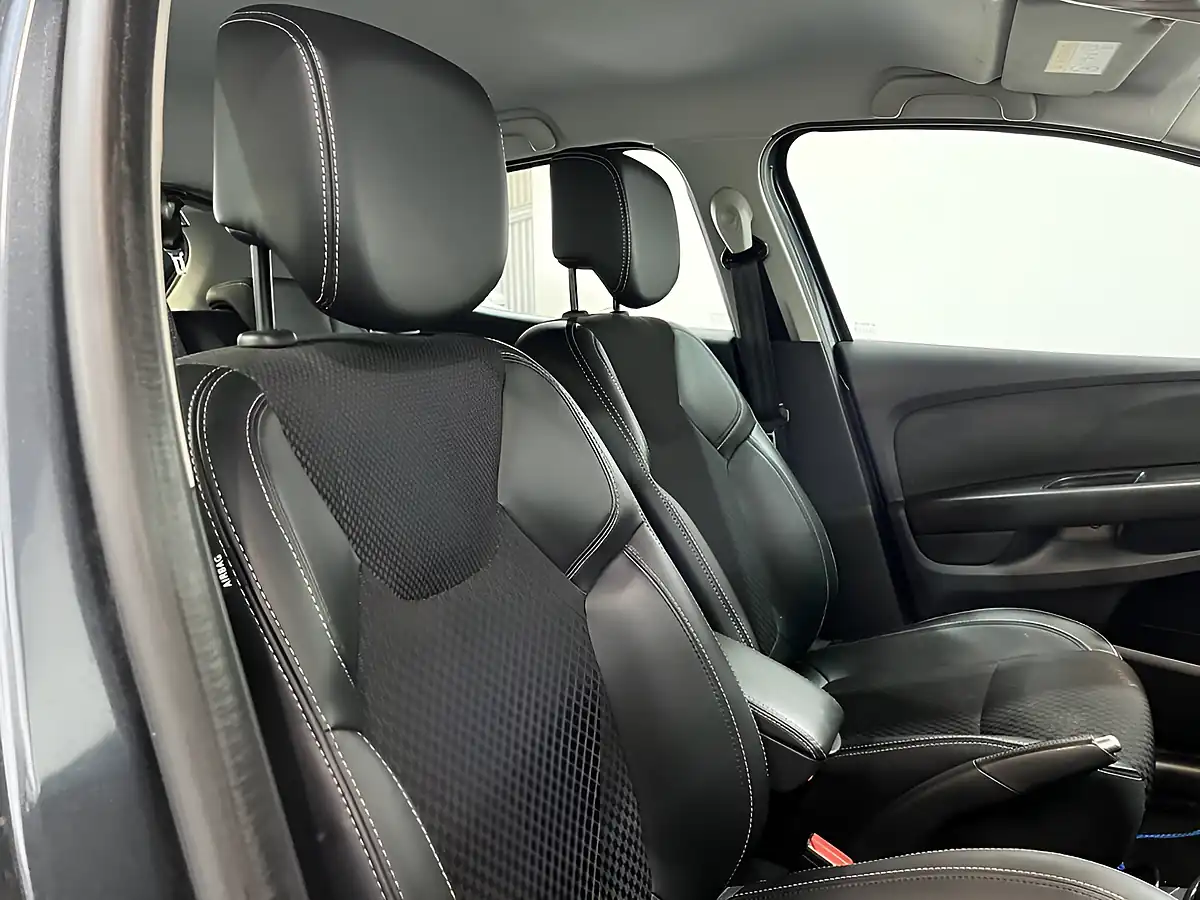 Used 2017 Renault Clio Dynamique S Nav Grey - Interior and Exterior details 10