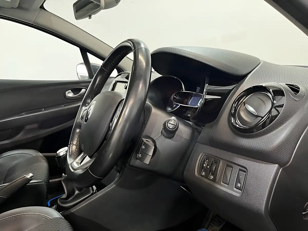 Used 2017 Renault Clio Dynamique S Nav Grey - Interior and Exterior details 11