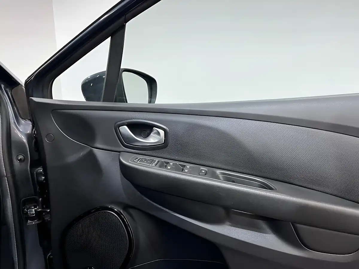 Used 2017 Renault Clio Dynamique S Nav Grey - Interior and Exterior details 16
