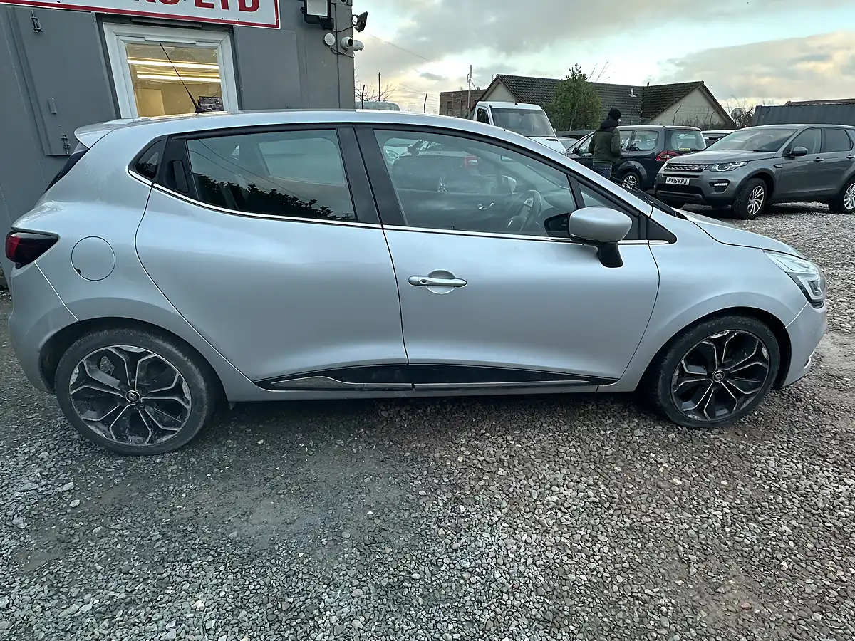 Used 2017 Renault Clio Dynamique S Nav Silver - Interior and Exterior details 16