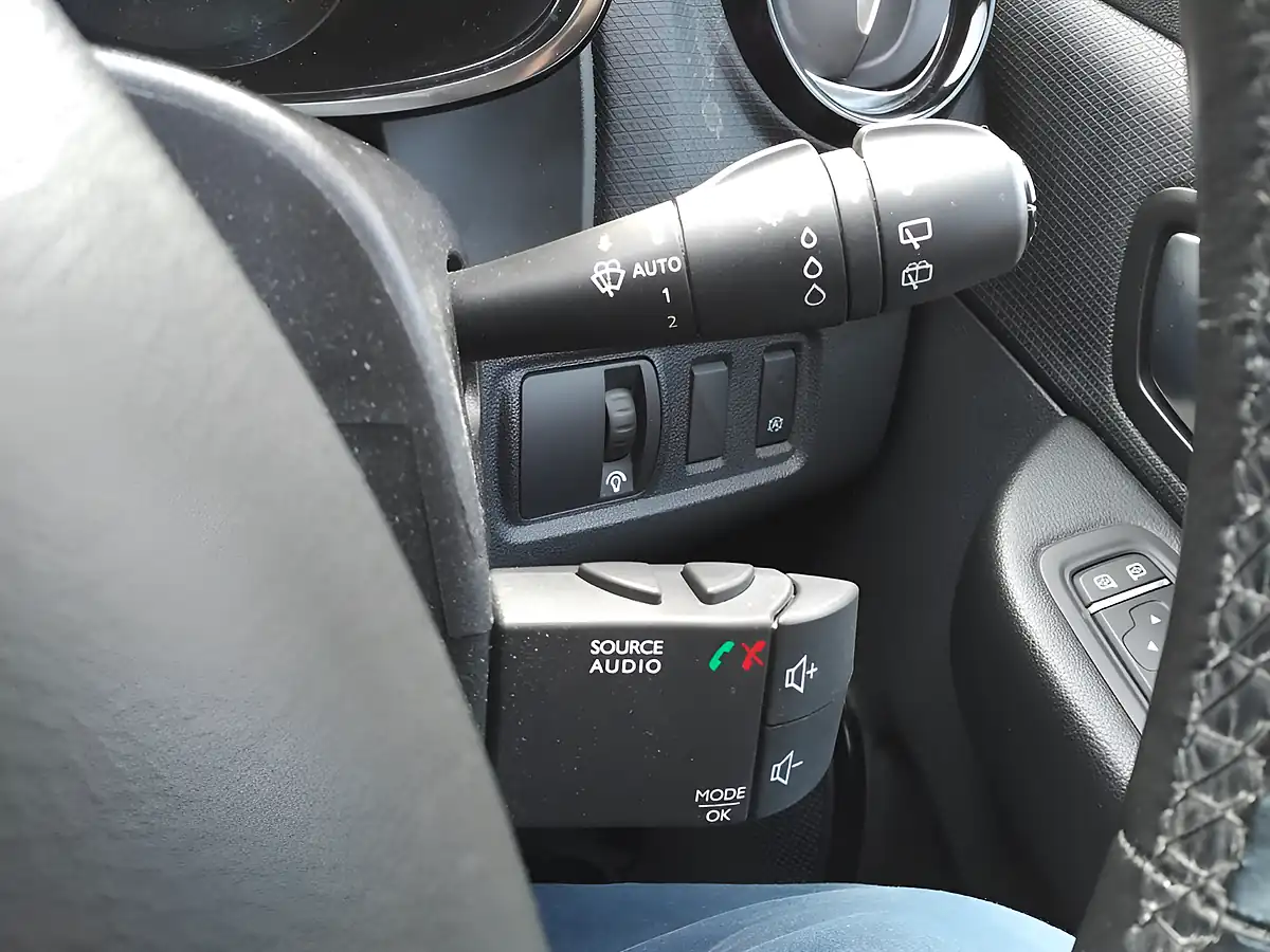 Used 2017 Renault Clio Dynamique S Nav White - Interior and Exterior details 19