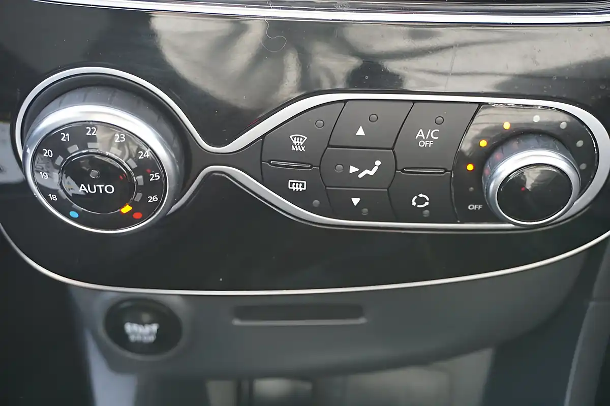 Used 2017 Renault Clio Dynamique S Nav White - Interior and Exterior details 17