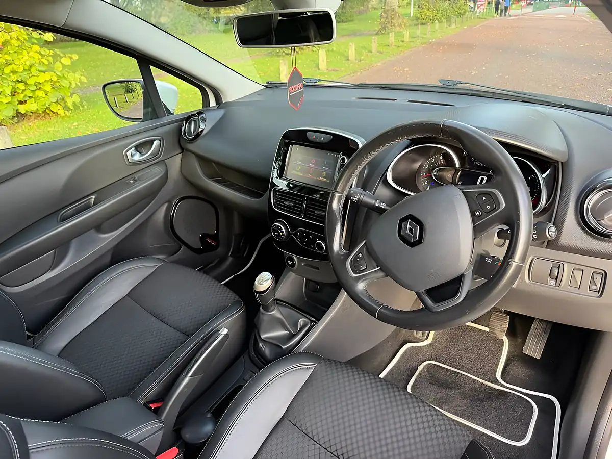Used 2017 Renault Clio Dynamique S Nav White - Interior and Exterior details 11