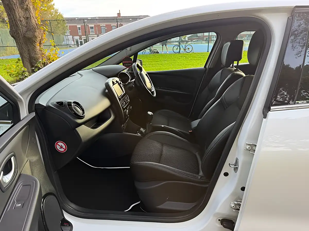 Used 2017 Renault Clio Dynamique S Nav White - Interior and Exterior details 14