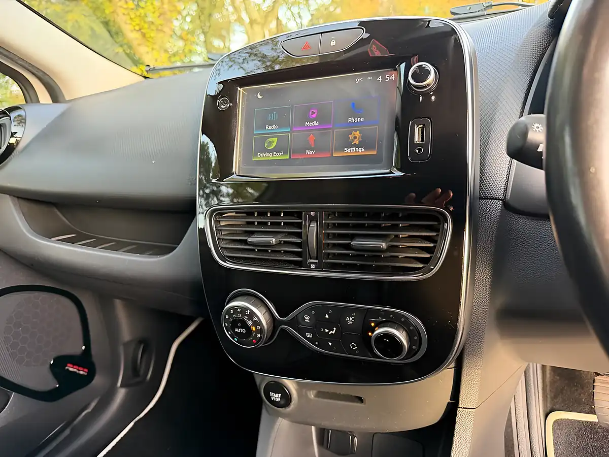 Used 2017 Renault Clio Dynamique S Nav White - Interior and Exterior details 16