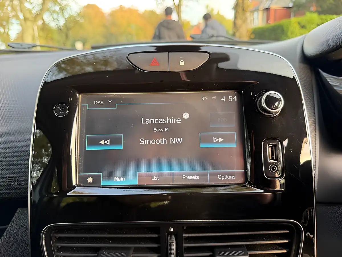 Used 2017 Renault Clio Dynamique S Nav White - Interior and Exterior details 17