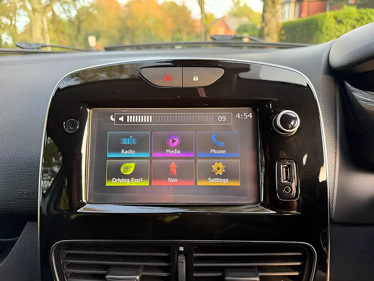 Used 2017 Renault Clio Dynamique S Nav White - Interior and Exterior details 18