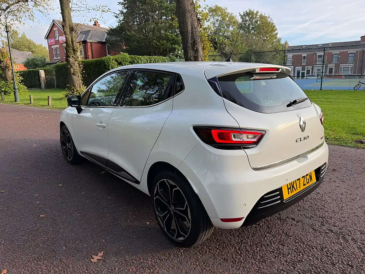 Used 2017 Renault Clio Dynamique S Nav White - Interior and Exterior details 3