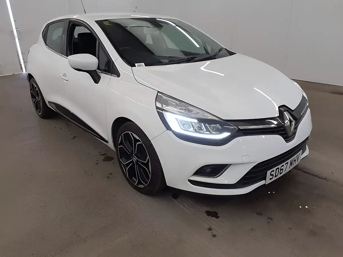 Used 2017 Renault Clio Dynamique S White - Front View
