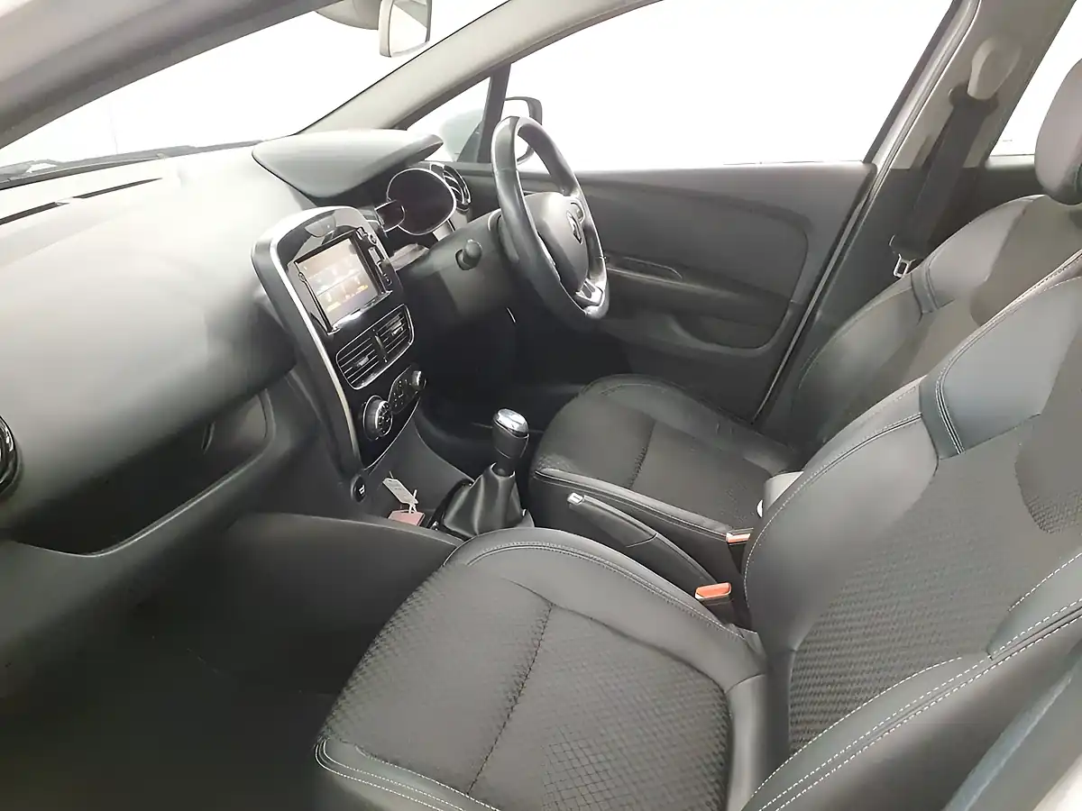 Used 2017 Renault Clio Dynamique S White - Interior and Exterior details 17