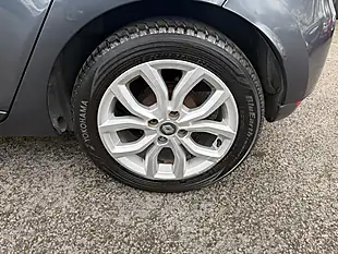 Used 2017 Renault Clio Play Grey - Interior and Exterior details 13
