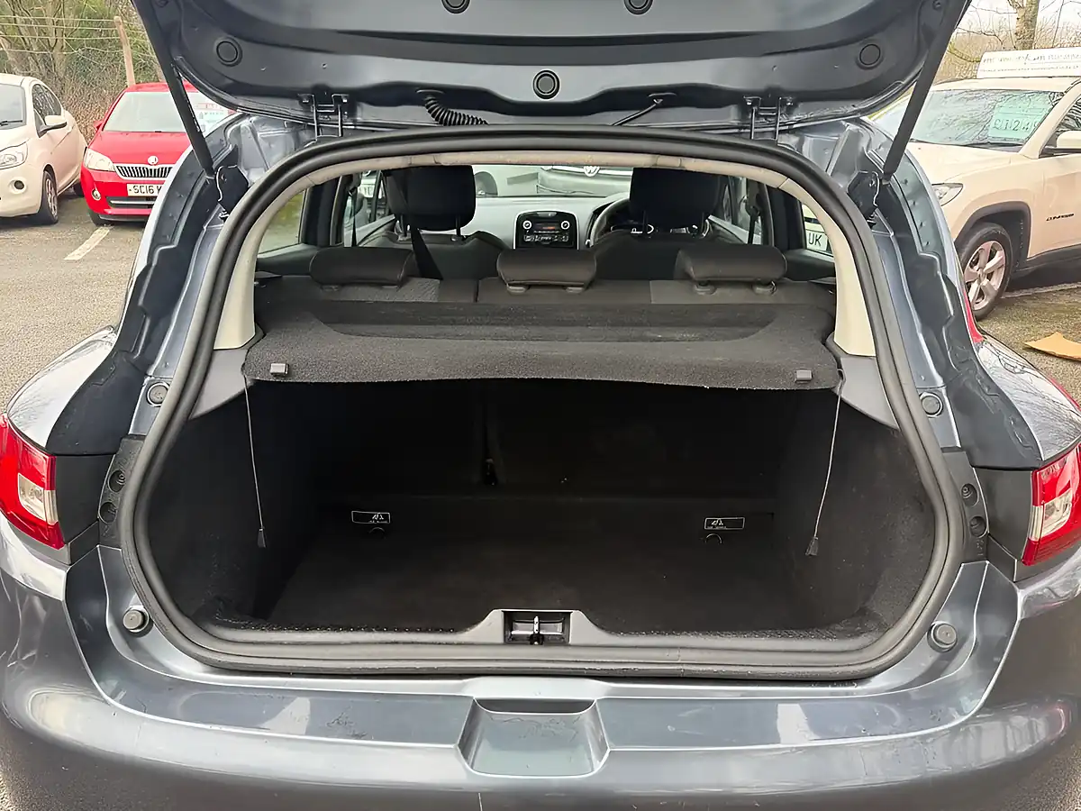 Used 2017 Renault Clio Play Grey - Interior and Exterior details 15