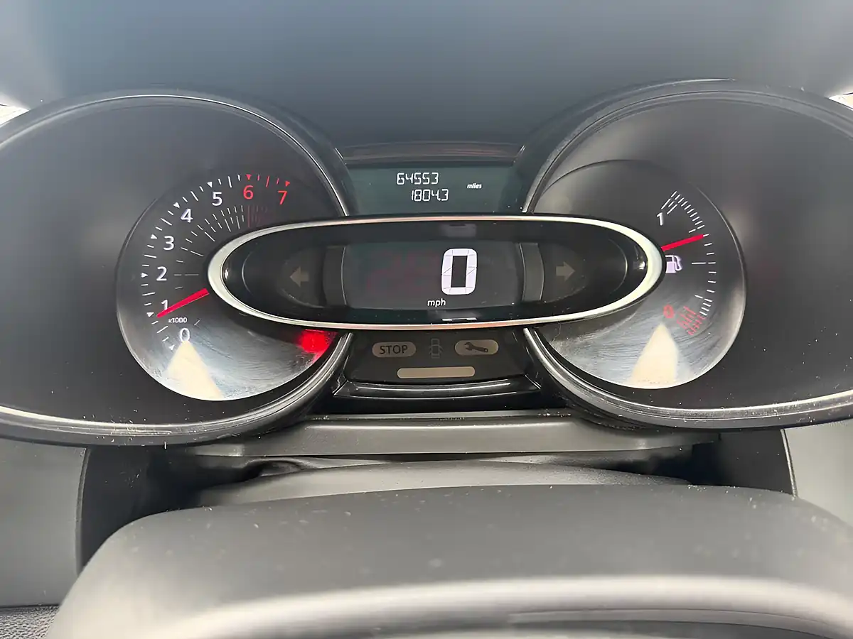 Used 2017 Renault Clio Play Grey - Interior and Exterior details 20