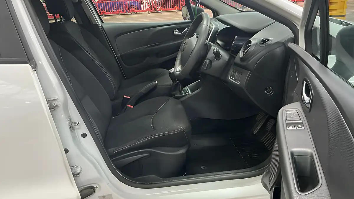 Used 2017 Renault Clio Play White - Interior and Exterior details 10