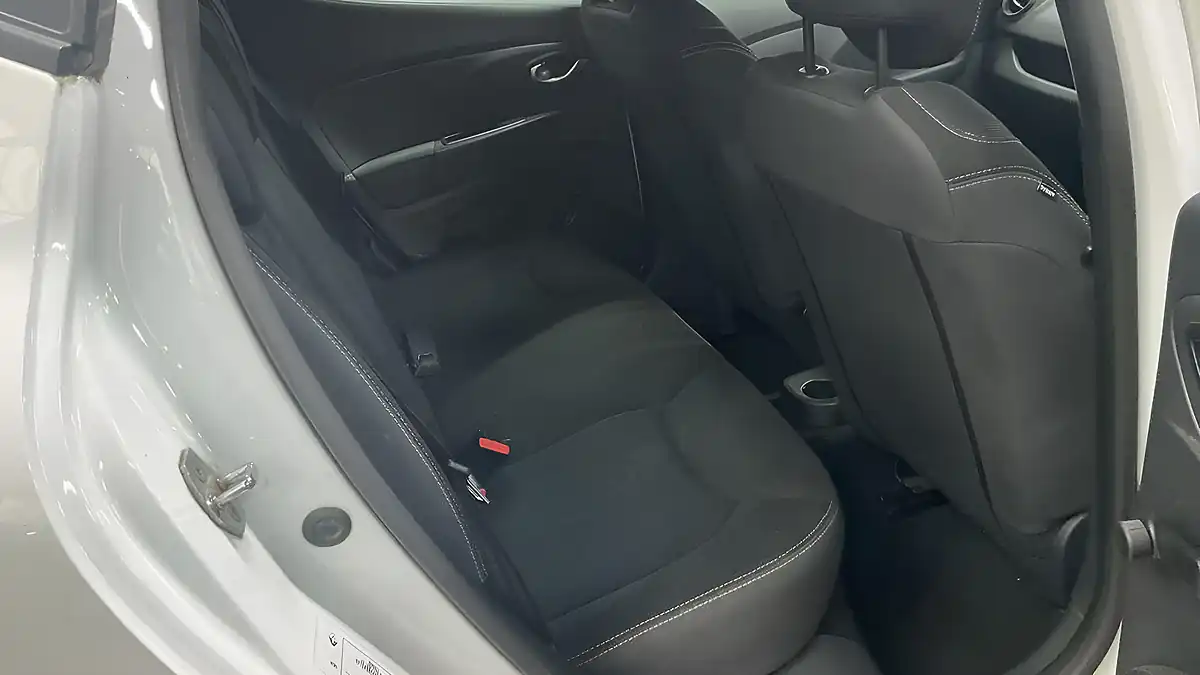 Used 2017 Renault Clio Play White - Interior and Exterior details 11