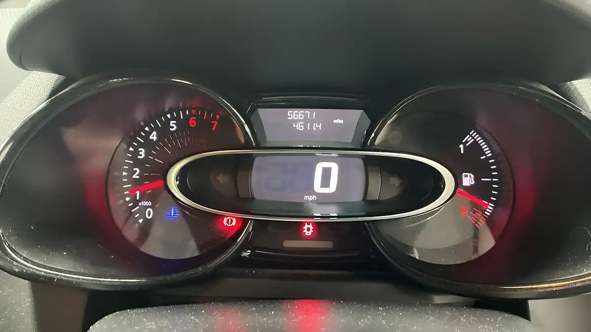 Used 2017 Renault Clio Play White - Interior and Exterior details 12
