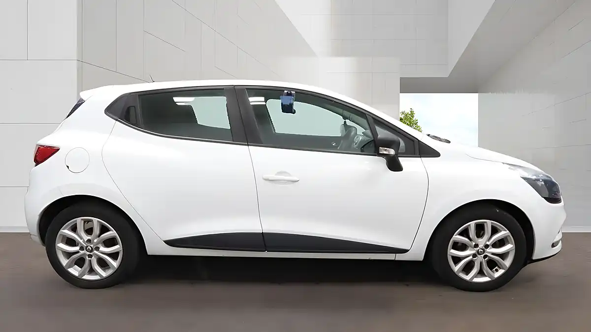 Used 2017 Renault Clio Play White - Interior and Exterior details 5