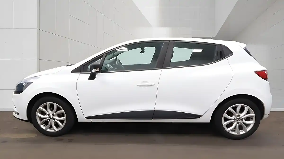 Used 2017 Renault Clio Play White - Interior and Exterior details 6