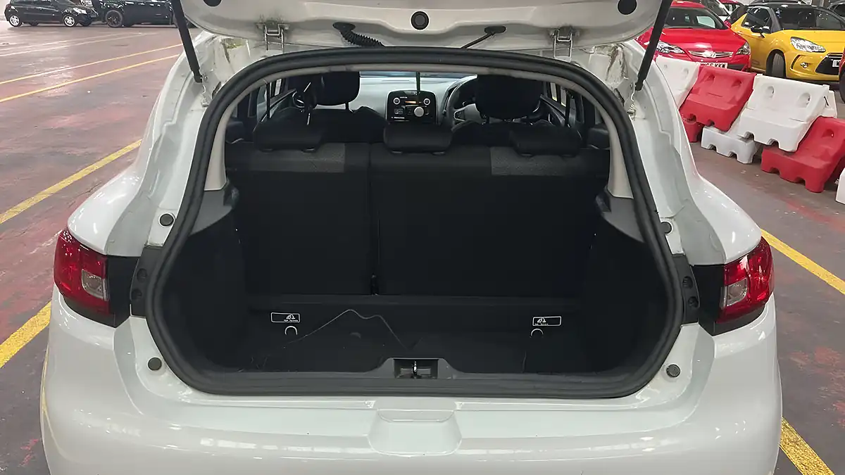 Used 2017 Renault Clio Play White - Interior and Exterior details 9