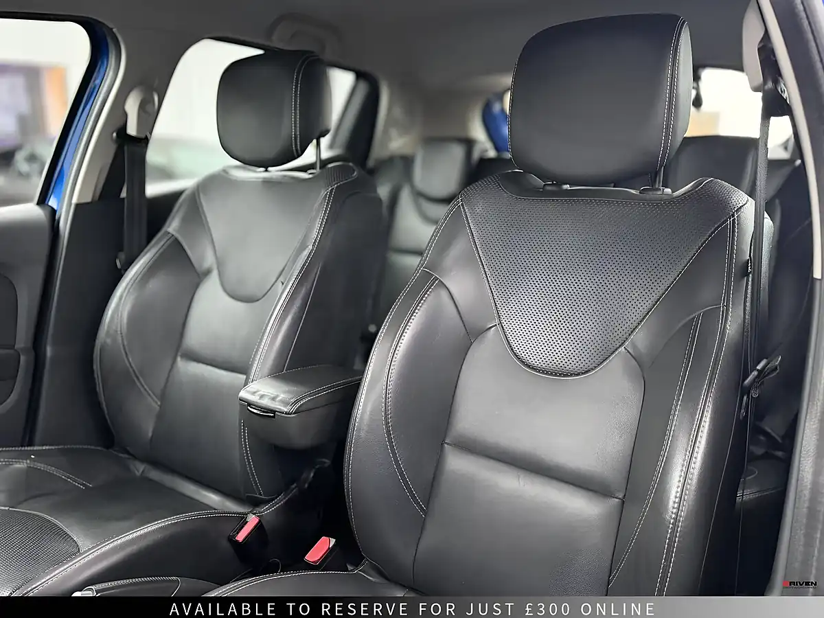 Used 2017 Renault Clio Signature Nav Blue - Interior and Exterior details 11