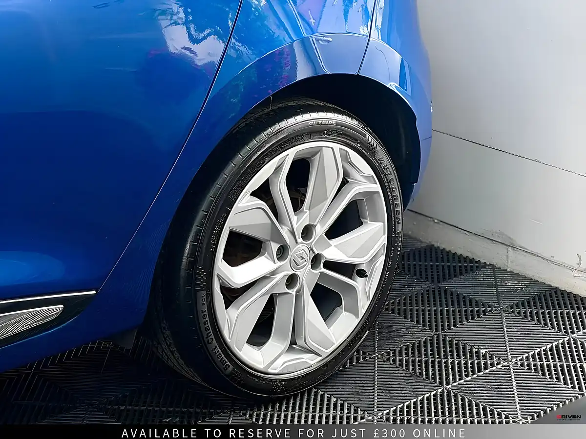 Used 2017 Renault Clio Signature Nav Blue - Interior and Exterior details 14