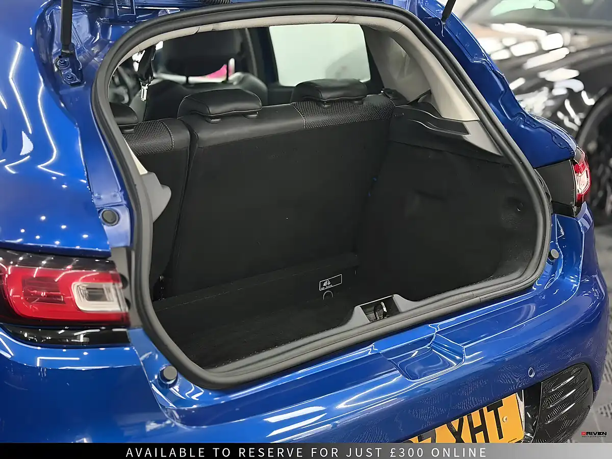 Used 2017 Renault Clio Signature Nav Blue - Interior and Exterior details 17