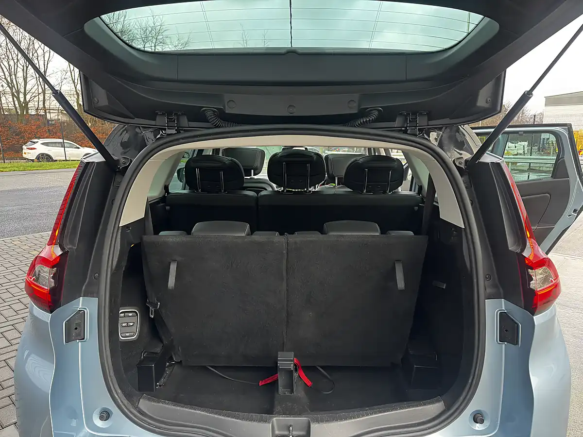 Used 2017 Renault Grand Scenic Dynamique S Nav Blue - Interior and Exterior details 11
